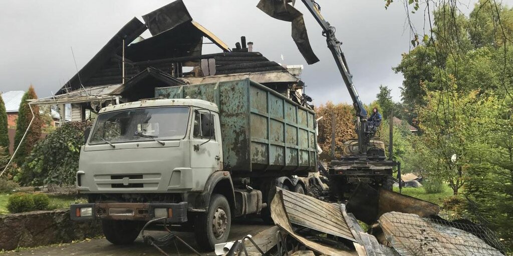 Вывоз мусора после пожара с утилизацией в Новошахтинске в октябре