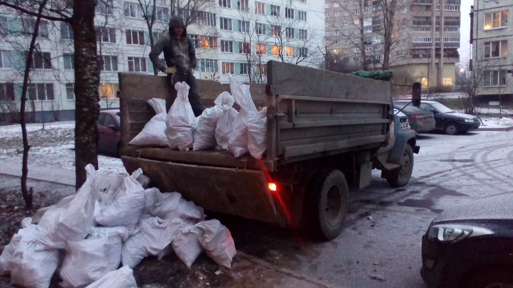 Вывоз мусора в мешках в Новошахтинске в октябре