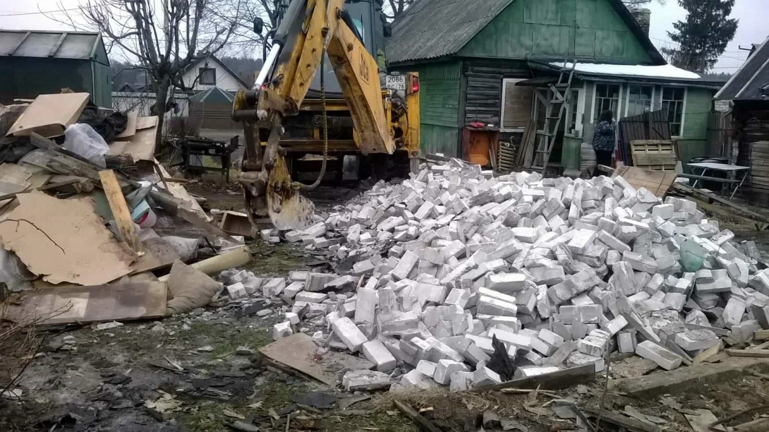 Вывоз мусора после сноса здания в Новошахтинске от ПроМусор – цена от 5208 руб., утилизация и уборка стройотходов