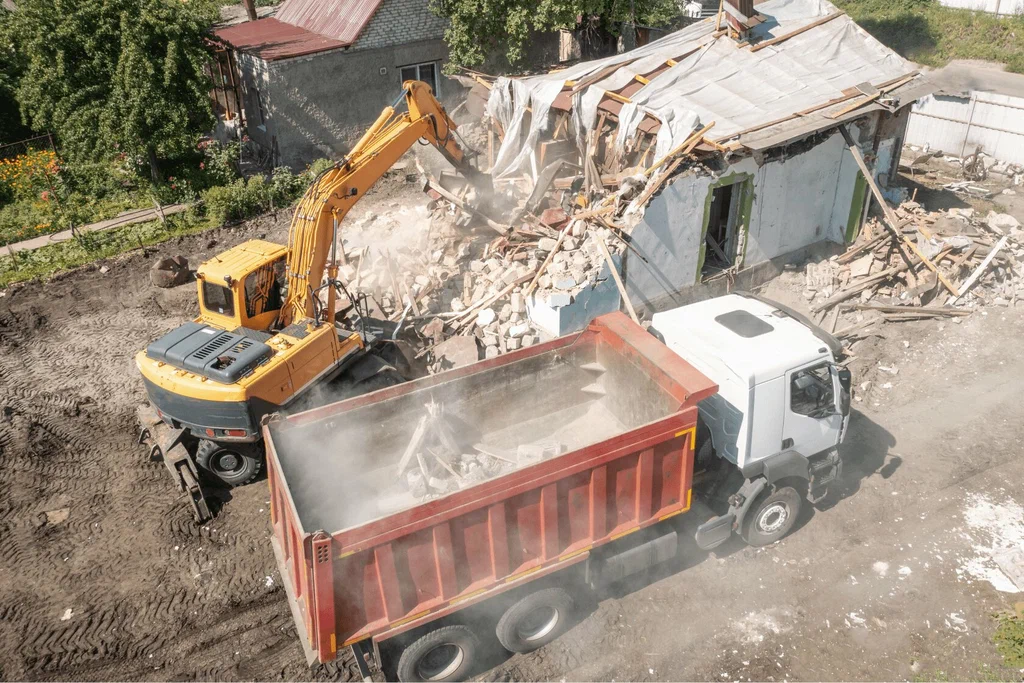 Вывоз мусора после сноса зданий с выездом в Новошахтинске в октябре