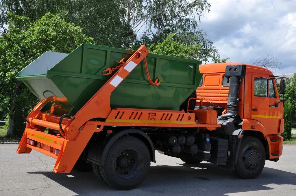 Заказ бункеровоза для вывоза мусора и отходов в Новошахтинске в октябре