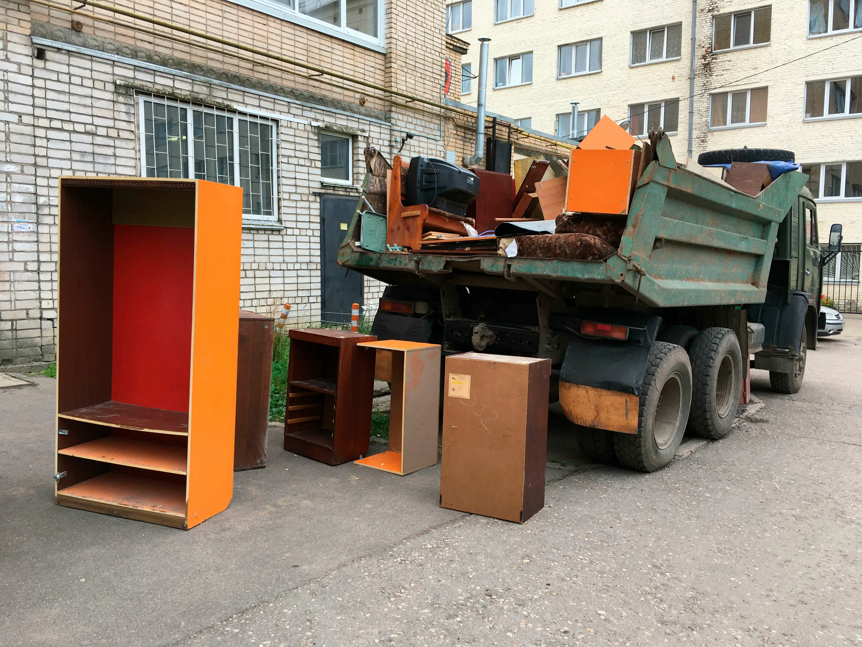 Утилизация старой мебели с вывозом и разбором в Новошахтинске в октябре