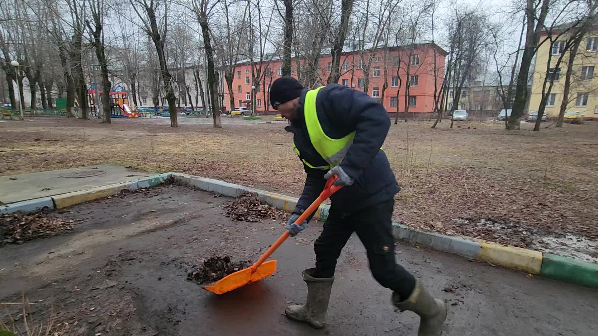 Уборка территорий в Новошахтинске в октябре