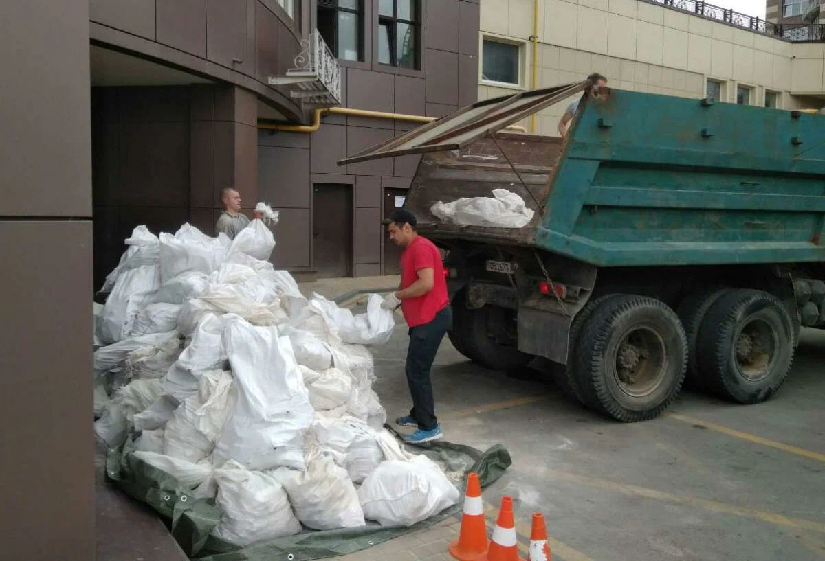 Вывоз мусора из подвала в Новошахтинске от ПроМусор – уборка, разбор завалов и очистка, цены от 2500 руб