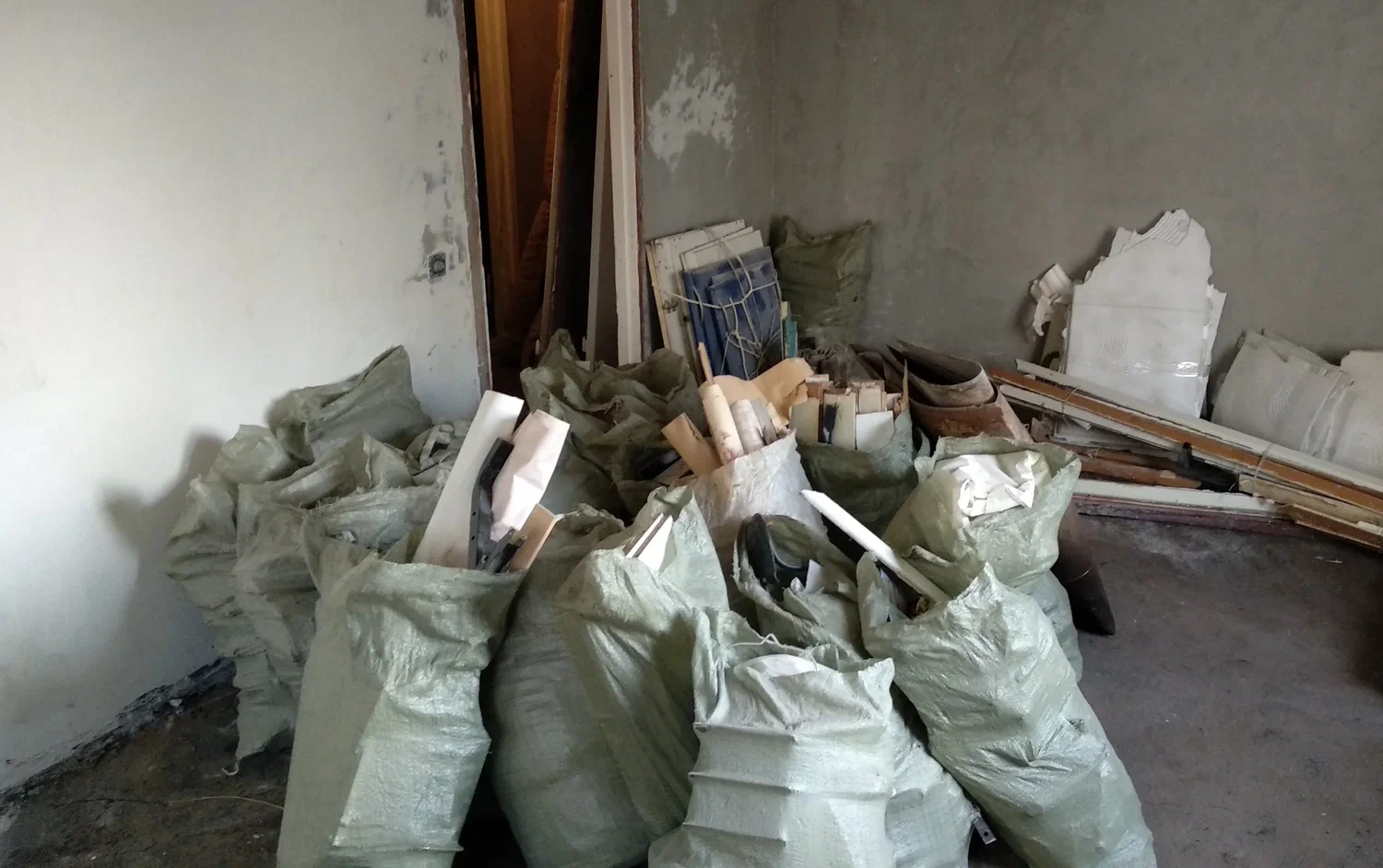 Уборка строительного мусора с вывозом и утилизацией в Новошахтинске в октябре
