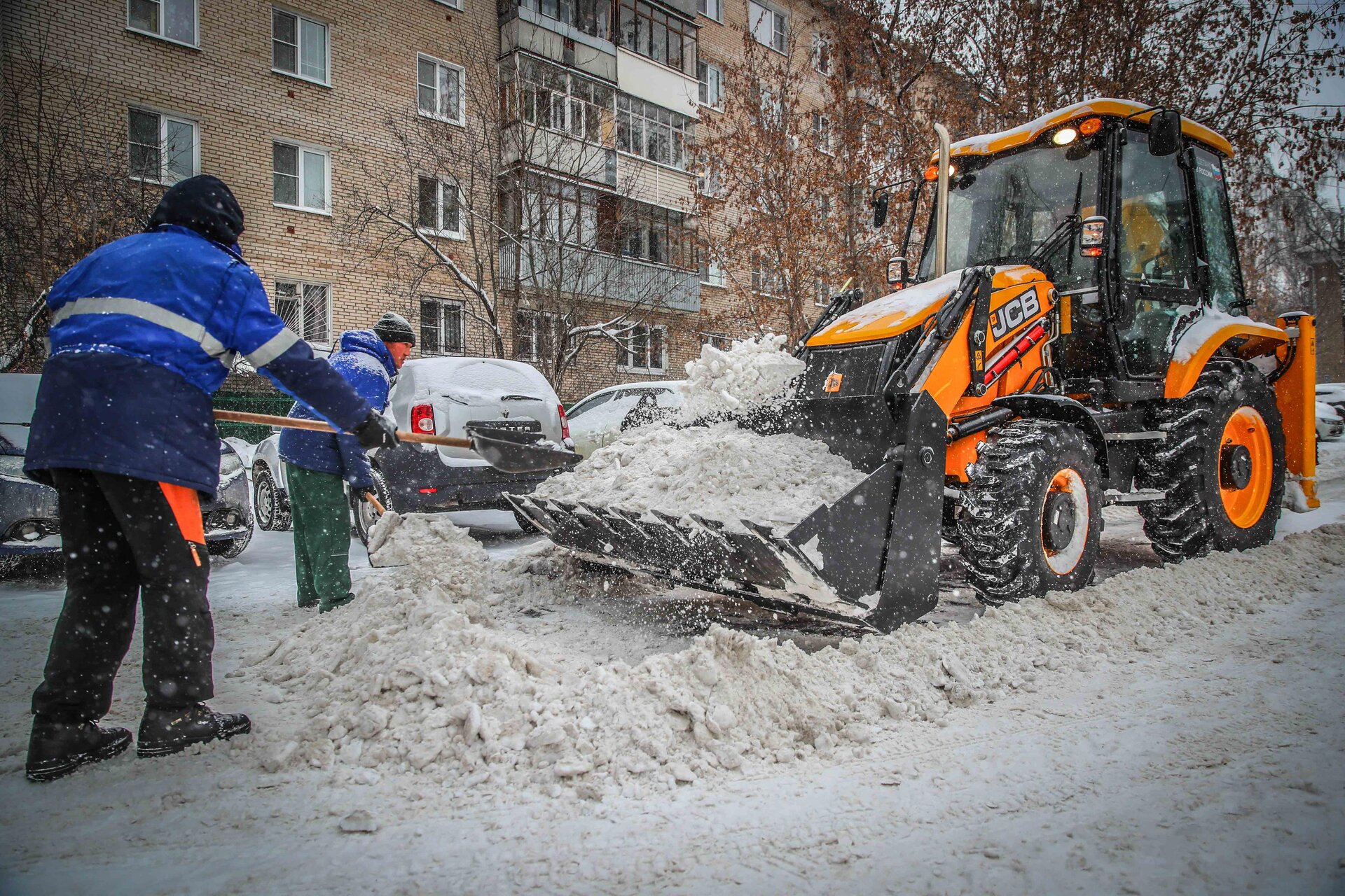Очистка дворов от снега и наледи в Новошахтинске — уборка снега, трактор и ручная, цены от 521 руб. | ПроМусор