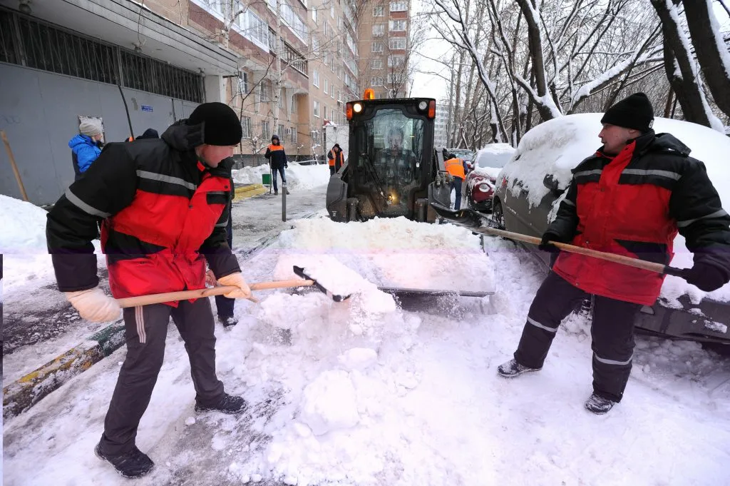 Очистка дворов от снега с гарантией результата в Новошахтинске в октябре