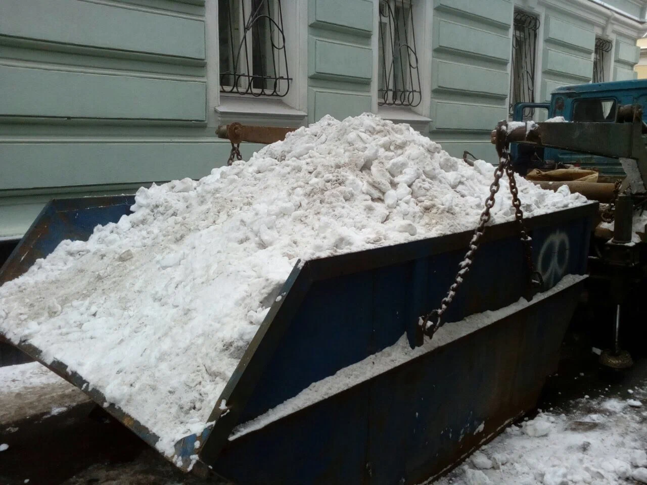 Вывоз снега контейнерами в Новошахтинске в октябре